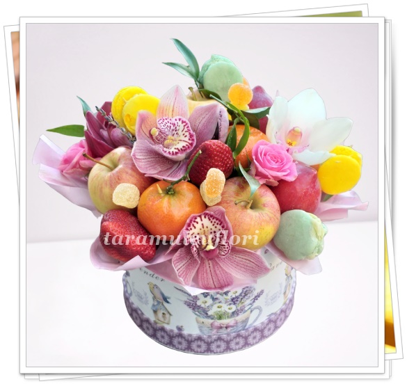 Cutie cu fructe,flori,jeleuri si macarons.5217